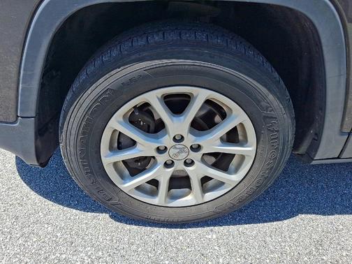 Granite Crystal Clearcoat Metallic 2014 Jeep Cherokee Latitude