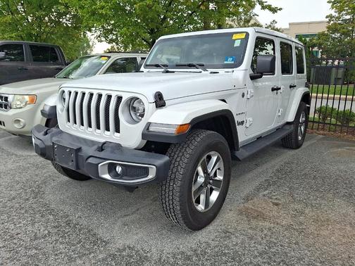 Bright White Clearcoat 2018 Jeep Wrangler Unlimited Sahara