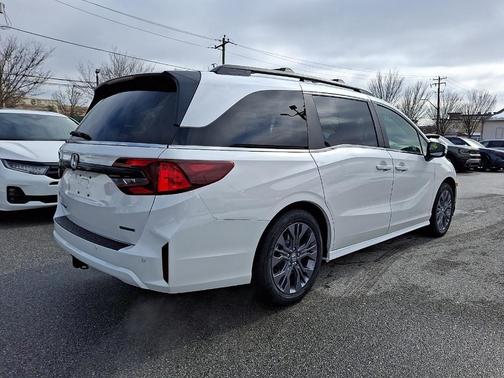 Platinum White Pearl 2026 Honda Odyssey Touring