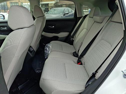 Platinum White Pearl 2026 Honda HR-V LX