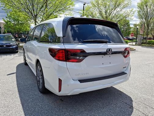 Platinum White Pearl 2026 Honda Odyssey Touring