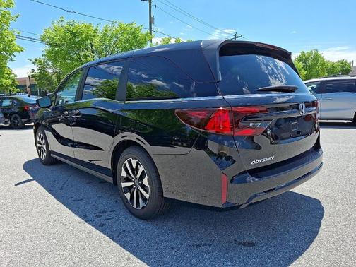 Platinum White Pearl 2026 Honda Pilot TrailSport