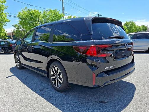 Platinum White Pearl 2026 Honda Pilot TrailSport