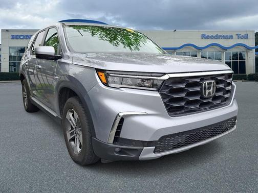 Lunar Silver Metallic 2023 Honda Pilot EX-L 8-Passenger