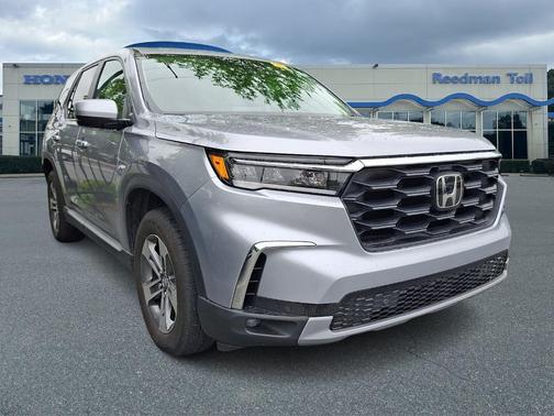 Lunar Silver Metallic 2023 Honda Pilot EX-L 8-Passenger