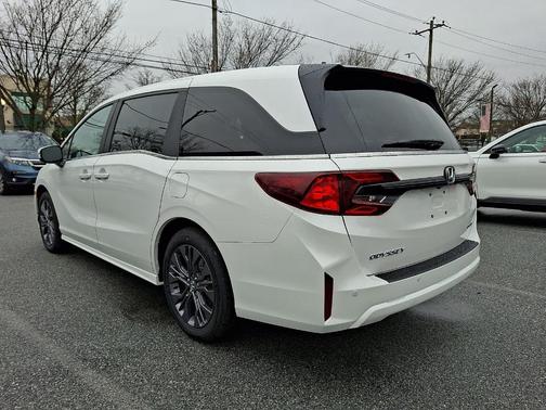 Platinum White Pearl 2026 Honda Odyssey Touring