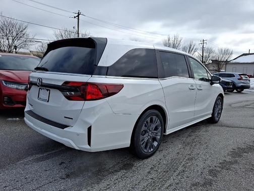Platinum White Pearl 2026 Honda Odyssey Touring