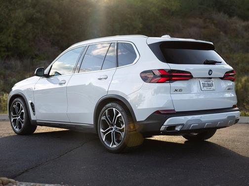 Alpine White 2026 BMW X5 PHEV xDrive50e