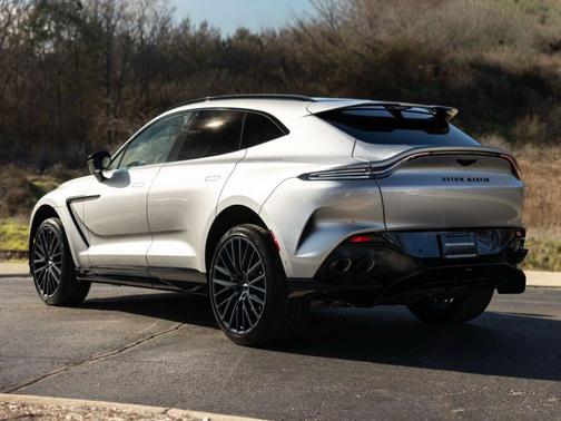 Q Spirit Silver 2026 Aston Martin DBX 707