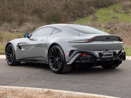 2025 Aston Martin Vantage Base