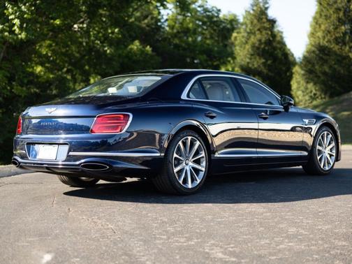 Peacock 2021 Bentley Flying Spur W12