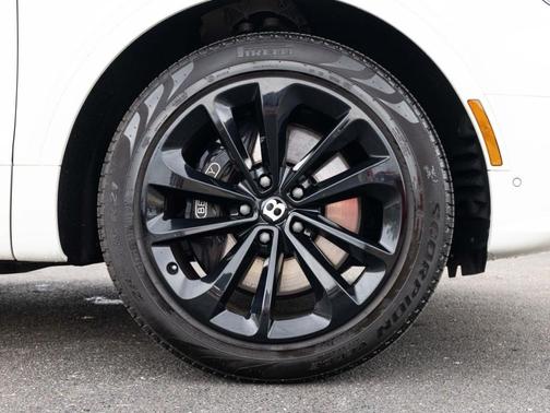 Glacier White 2024 Bentley Bentayga V8