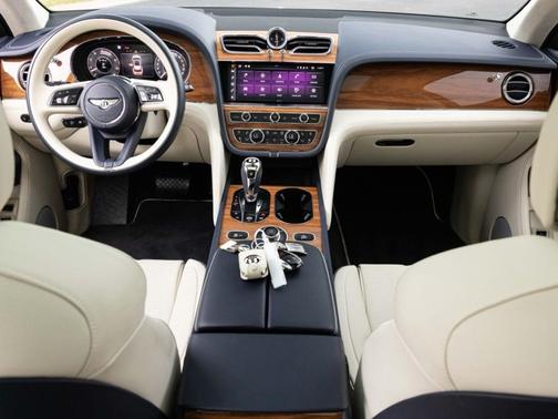 Glacier White 2024 Bentley Bentayga V8
