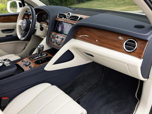 Glacier White 2024 Bentley Bentayga V8