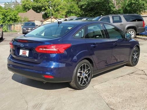 Photo 5 of 32 of 2017 Ford Focus SEL