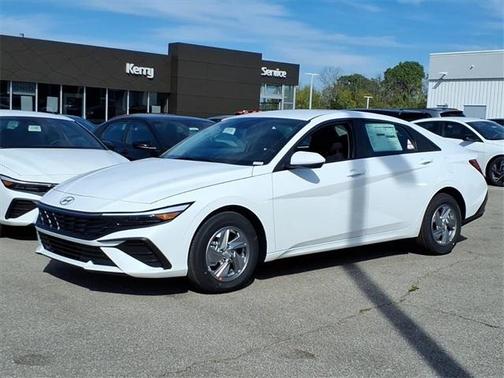 2025 Hyundai ELANTRA SE