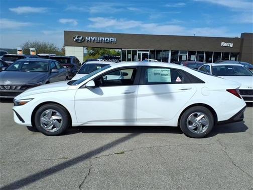 2025 Hyundai ELANTRA SE