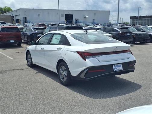 2025 Hyundai ELANTRA SE