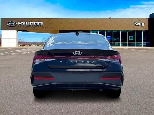 Black 2026 Hyundai ELANTRA SE
