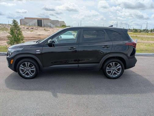 Cherry Black 2021 Kia Seltos LX