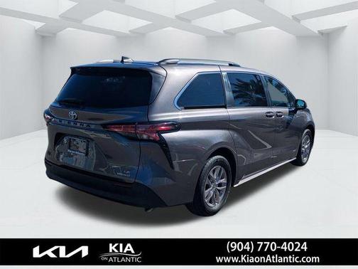 2021 Toyota Sienna LE