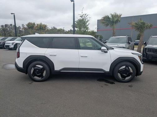 Glacial White Pearl 2026 Kia EV9 Light Long Range