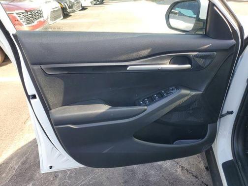 Snow White Pearl 2025 Kia Seltos LX