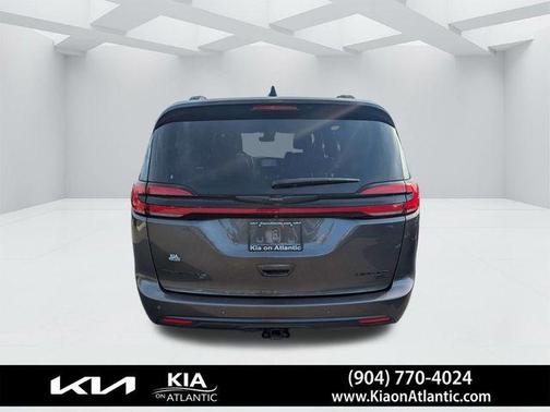 Crystal Metallic 2023 Chrysler Pacifica Limited
