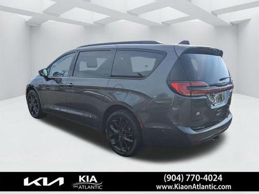Crystal Metallic 2023 Chrysler Pacifica Limited
