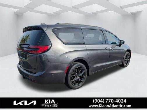 Crystal Metallic 2023 Chrysler Pacifica Limited