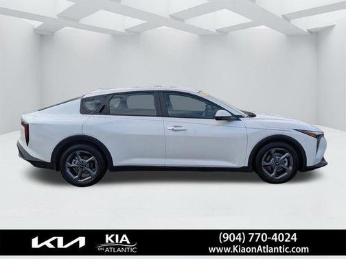Snow White Pearl 2025 Kia K4