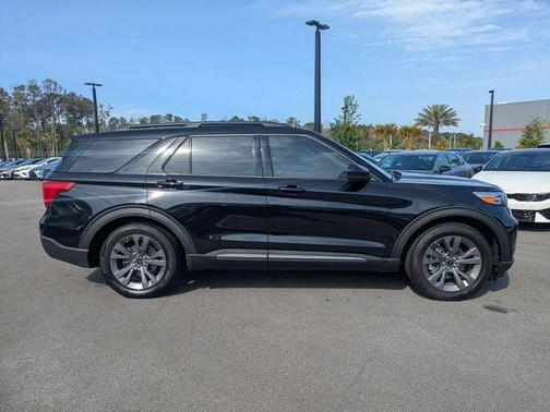 Black Metallic 2022 Ford Explorer XLT