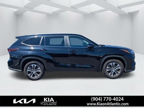 Midnight Black Metallic 2024 Toyota Highlander XLE