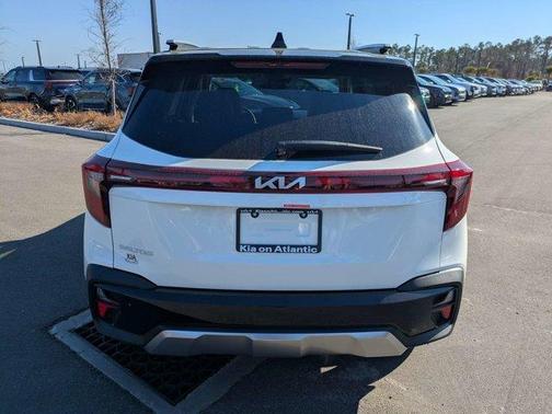 Clear White / Black Roof 2026 Kia Seltos S