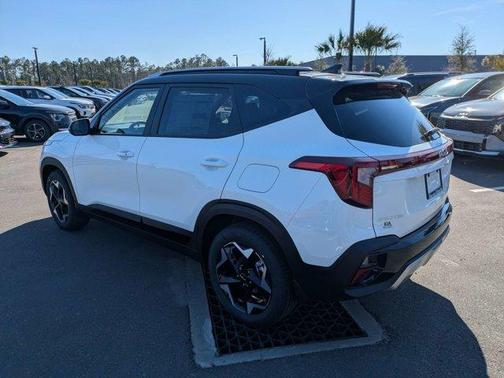 Clear White / Black Roof 2026 Kia Seltos S