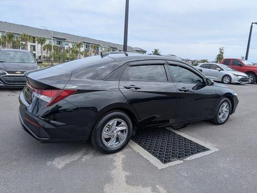 Black 2024 Hyundai ELANTRA SE