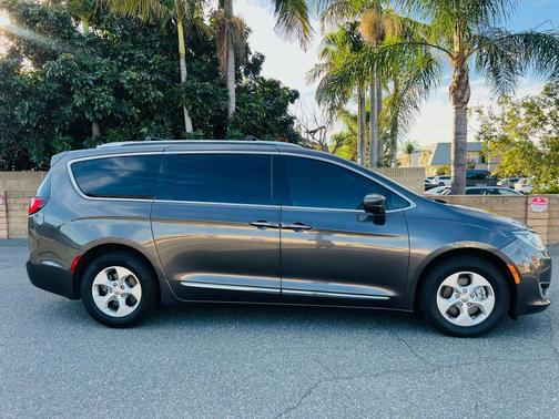 2018 Chrysler Pacifica Hybrid Touring L