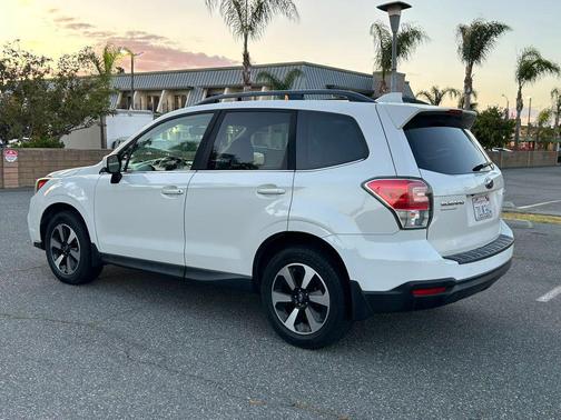 Crystal White Pearl 2017 Subaru Forester 2.5i Limited