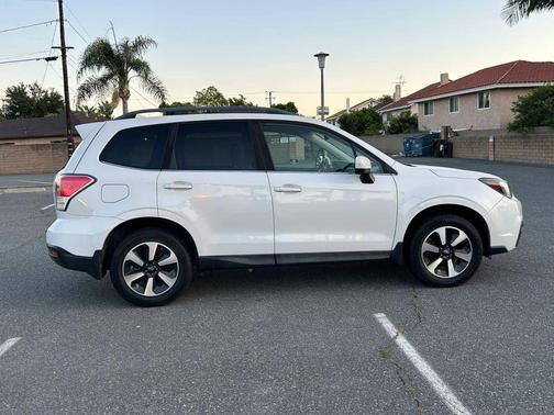 Crystal White Pearl 2017 Subaru Forester 2.5i Limited