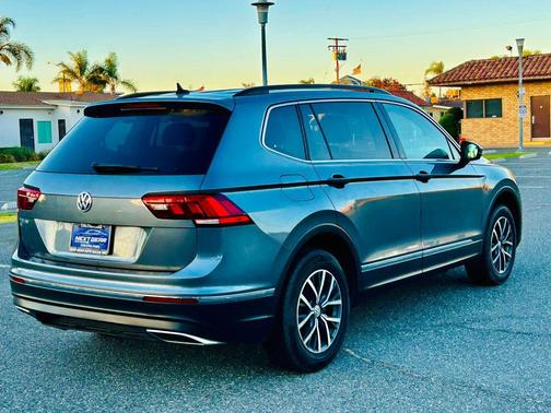 Platinum Gray Metallic 2020 Volkswagen Tiguan 2.0T SE