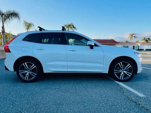 Onyx Black Metallic 2018 Volvo XC60 T5 Momentum