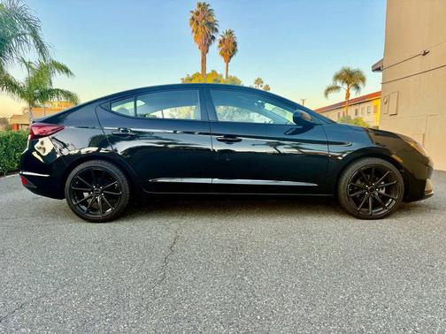 2019 Hyundai ELANTRA SE