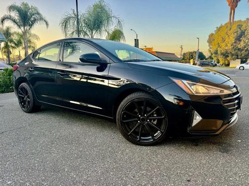 2019 Hyundai ELANTRA SE