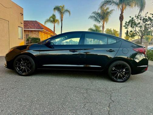 2019 Hyundai ELANTRA SE