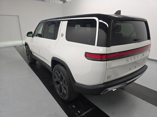 2023 Rivian R1S Adventure