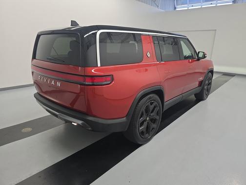 2024 Rivian R1S Adventure Package