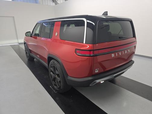 2024 Rivian R1S Adventure Package