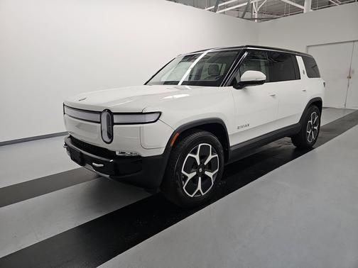 2023 Rivian R1S Adventure Package