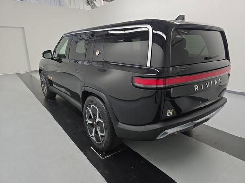 2023 Rivian R1S Adventure