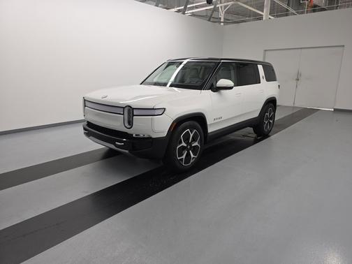 2024 Rivian R1S Adventure Package